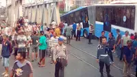 Badan Transjakarta masih melintang menutupi Jalan Gunung Sahari Raya, Jakarta. (Twitter TMC Polda Metro Jaya)