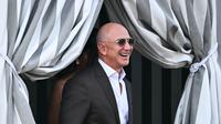 Pendiri Amazon Jeff Bezos naik taksi perahu di Aman Hotel di Venesia pada 26 Juni 2026 dalam rangkaian pesta pernikahan 3 harinya dengan Lauren Sanchez. (Stefano Rellandini/AFP)