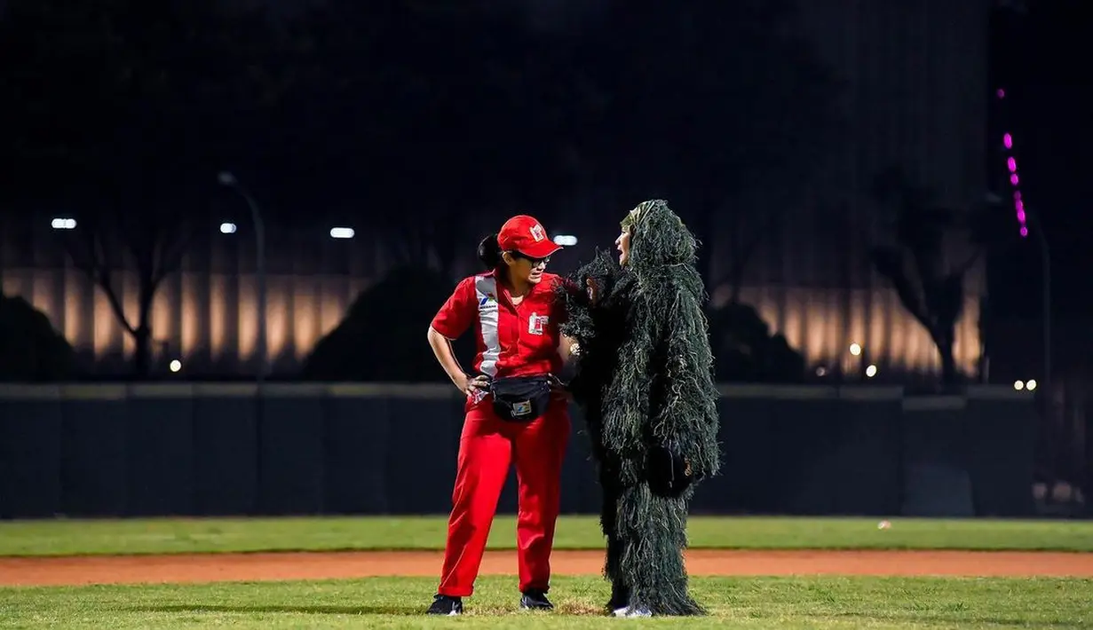 Penampilannya kala bermain softball pun mencuri perhatian. Seperti baru-baru ini, Zaskia kembali jadi sorotan karena tampilan uniknya saat bermain softball.