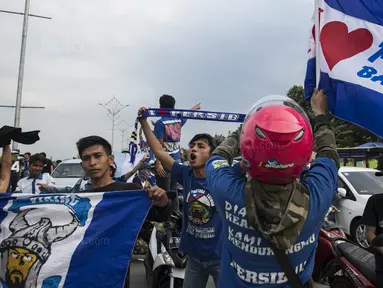 Sejumlah pendukung Persib, Bobotoh, bersuka ria saat tiba di Stadion GBLA Bandung, Jawa Barat, Sabtu (22/7/2017). Bobotoh bersiap menyaksikan laga Liga 1 melawan Persija. (Bola.com/Vitalis Yogi Trisna)
