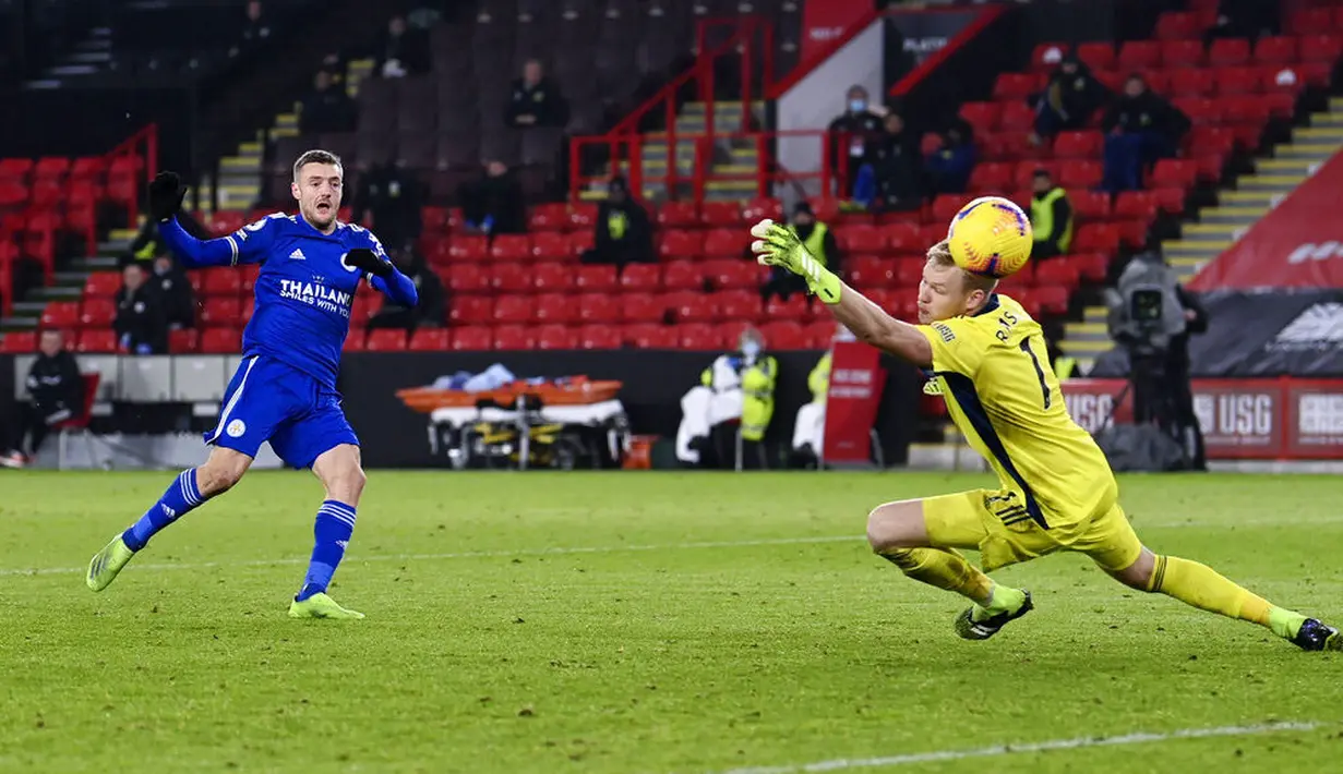 Striker Leicester City, Jamie Vardy, mencetak gol ke gawang Sheffield United pada laga Liga Inggris di Stadion Brammall Lane, Minggu (6/12/2020). Leicester City menang dengan skor 2-1. (Laurence Griffiths, Pool via AP)