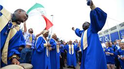 Gospel choir turut memeriahkan kemenangan Leicester City merebut titel juara Liga Inggris saat membawakan lagu-lagu pujian bersama supporter di Stadion King Power, Leicester, Inggris. (7/5/2016). (AFP/Glyn Kirk)