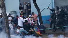 Para demonstran bentrok dengan polisi selama unjuk rasa di Quito , Ekuador, Kamis (13/8/2015). Puluhan warga dan aktivis protes rencana Presiden Ekuador, Rafael Correa yang akan menaikkan pajak dan pengulangan pemilu. (REUTERS/Guillermo Granja)