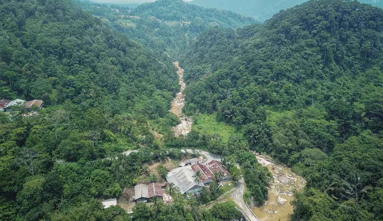 Tidak terlalu jauh dari kota Jakarta, terdapat sebuah area tambang emas bawah tanah. Bahkan, tambang emas ini masih menunjukkan kinerja produksi yang stabil. (Daeng Mansur/AFP)