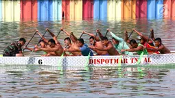 Sejumlah anggota TNI AL berlatih dayung di Danau Sunter, Jakarta, Senin (16/7). Pekan Olahraga TNI AL (Poral) 2018 dilaksanakan pada 13-21 Juli 2018. (Liputan6.com/Arya Manggala)