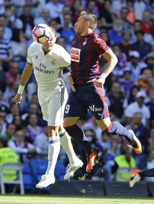 Pepe (kiri) saat berduel dengan pemain Eibar, Sergi Enrich  dpada lanjutan La Liga Spanyol 2016-2017 di Stadion Santiago Bernabeu, Madrid, Minggu (2/10/2016). (EPA/Sergio Barreneche)