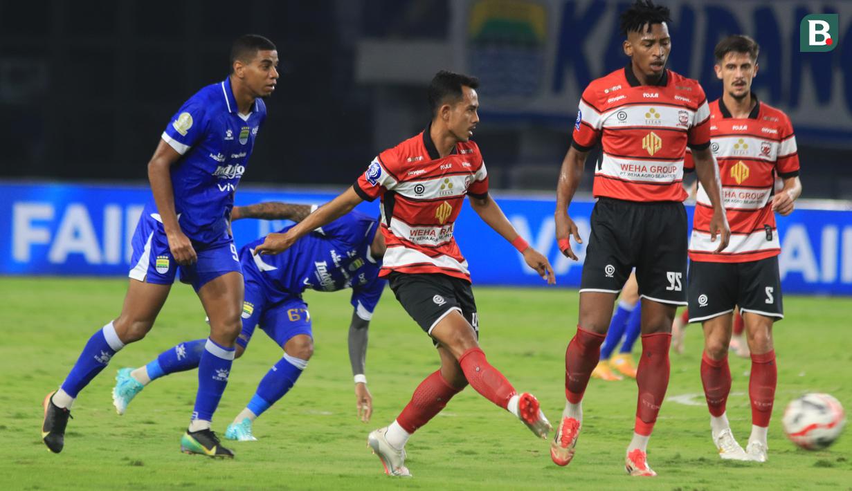 Pemain Madura United menguasai bola saat melawan Persib Bandung pada laga pekan ke-23 BRI Super League 2025/2026 di Stadion Gelora Bandung Lautan Api (GBLA), Kota Bandung, Kamis (26/2/2026) malam WIB. (Bola.com/Erwin Snaz)