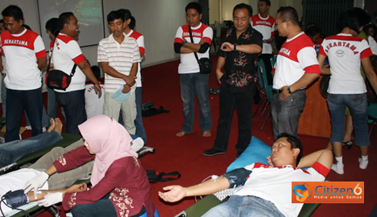 Citizen6, Kendal: Koperasi Simpan Pinjam Sekartama mengadakan dua acara bhakti sosial yaitu donor darah dan anjangsana ke panti asuhan pada, Minggu (26/6). (Pengirim: Aryo Widiyanto)