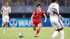 Pemain Timnas Indonesia U-17, Amar Brkic berusaha mengejar bola saat menghadapi Timnas Panama U-17 pada laga kedua Grup A Piala Dunia U-17 2023 di Stadion Gelora Bung Tomo (GBT), Surabaya, Senin (13/11/2023). (Bola.com/Bagaskara Lazuardi)