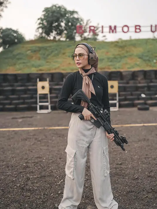 Para hijaber modis selalu ingin mengikuti tren mode terbaru. Cari tahu gaya jilbab trendi untuk tahun 2022 yang juga dipakai Dara Arafah (Foto: Instagram @daraarafah)