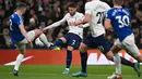 Gelandang Everton Jonjoe Kenny (kiri) bersaing dengan bek Tottenham Hotspur Matt Doherty pada pekan ke-28 Liga Inggris 2021-2022 di Tottenham Hotspur Stadium, Selasa (8/3/2022) dini hari WIB. Tottenham Hotspur tanpa ampun menghajar Everton lima gol tanpa balas. (Ben STANSALL/AFP)