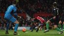Sundulan Jesse Lingard ini berbuah gol pertama Manchester United ke gawang Stoke City dalam lanjutan Liga Inggris di Stadion Old Trafford, Manchester, Rabu (3/2/2016) dini hari WIB. (AFP/Paul Ellis)