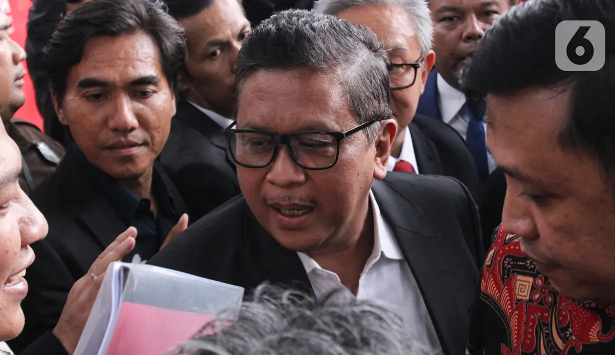 Tersangka kasus dugaan suap pergantian antarwaktu (PAW) dan perintangan penyidikan, Hasto Kristiyanto meninggalkan gedung Merah Putih Komisi Pemberantasan Korupsi (KPK) usai menjalani pemeriksaan, Jakarta, Senin (13/1/2025). (Magang/librosfullgratis.com/Muhammad Rizal)