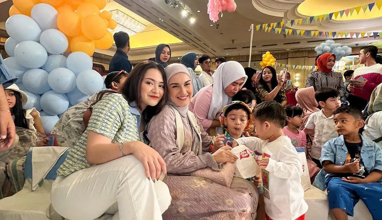 Nathalie Holscher juga hadir dalam perayaan ultah Moana. Ia mengenakan kaos putih bergaris yang dipadu dengan celana putih  [Instagram/_irishbella_]