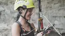Sebelum mencoba olahraga rope climbing, Della Dartyan memang beberapa waktu lalu sempat mencoba para gliding. Olahraga yang tidak kalah seru sambil terbang di atas langit ini memang sangat menantang dan menarik. (Liputan6.com/IG/@delladartyan)
