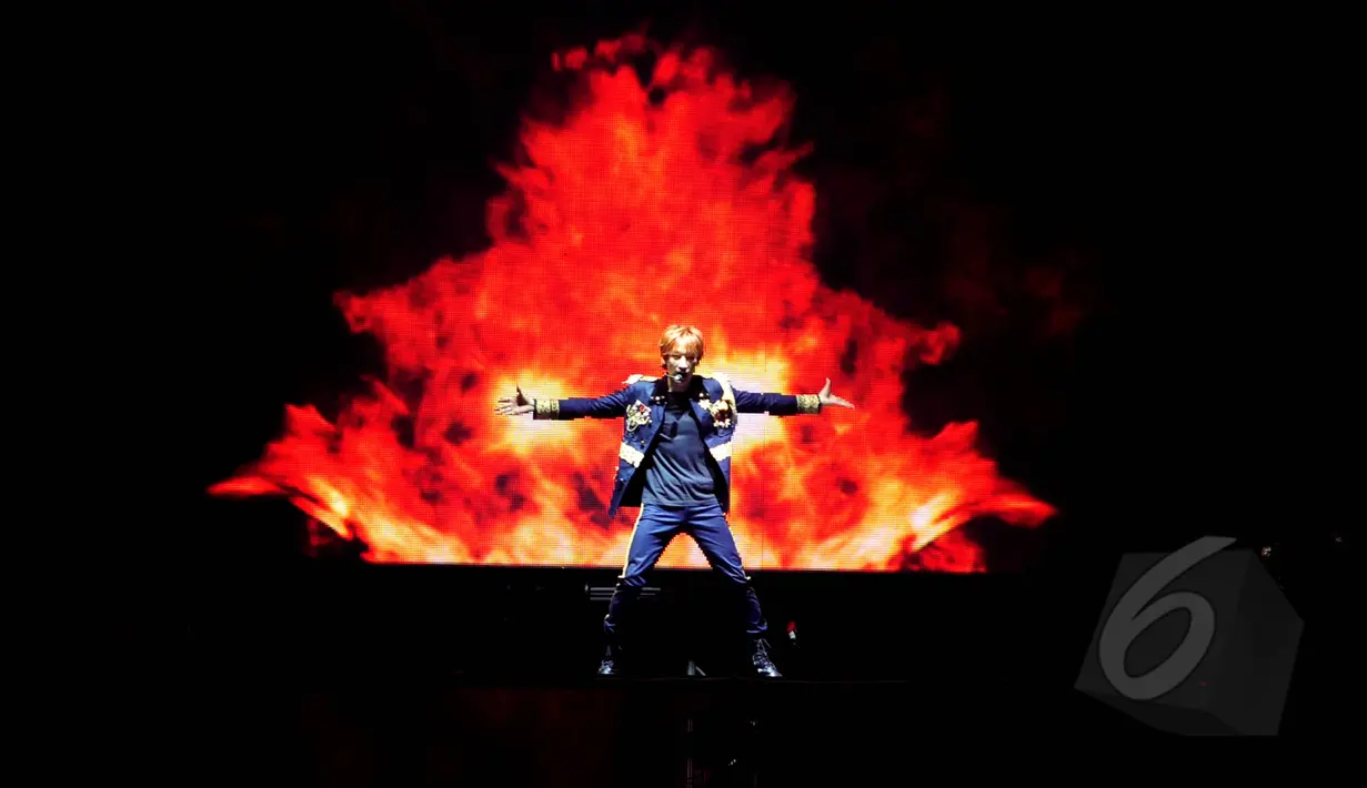 Penampilan solo Eunhyuk saat menari sambil bernyanyi rap disela-sela konser 'Super Show 6' di Indonesia Convention Exhibition (ICE), BSD, Tangerang, Minggu (3/5/2015). (Liputan6.com/Faisal R Syam)