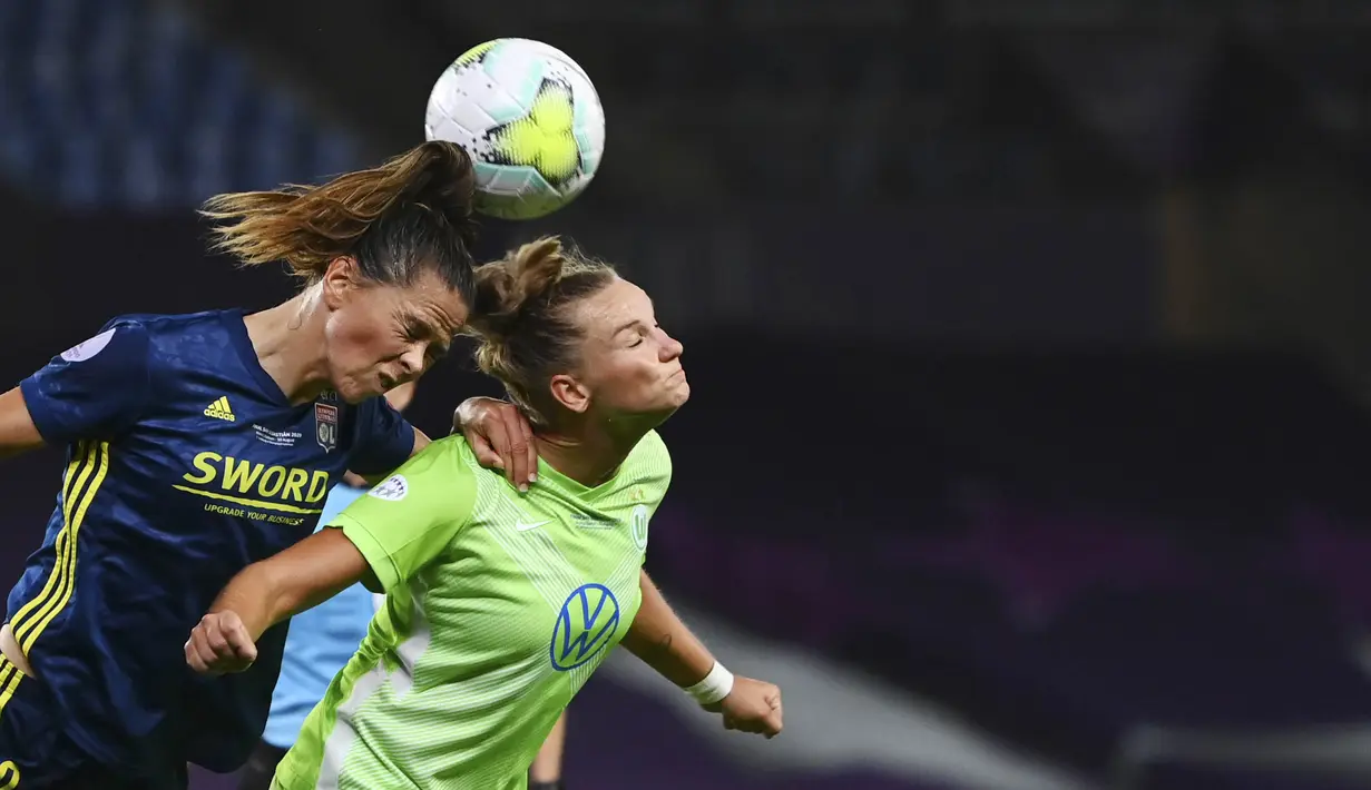 Pemain Lyon Feminines, Sara Bjork Gunnarsdottir, berebut bola dengan pemain Wolfsburg, Alexandra Popp, pada laga Liga Champions Wanita di Stadion Anoeta, Spanyol, Senin (31/8/2020). Lyon menang 3-1 atas Wolfsburg. (Gabriel Buoys/Pool via AP)