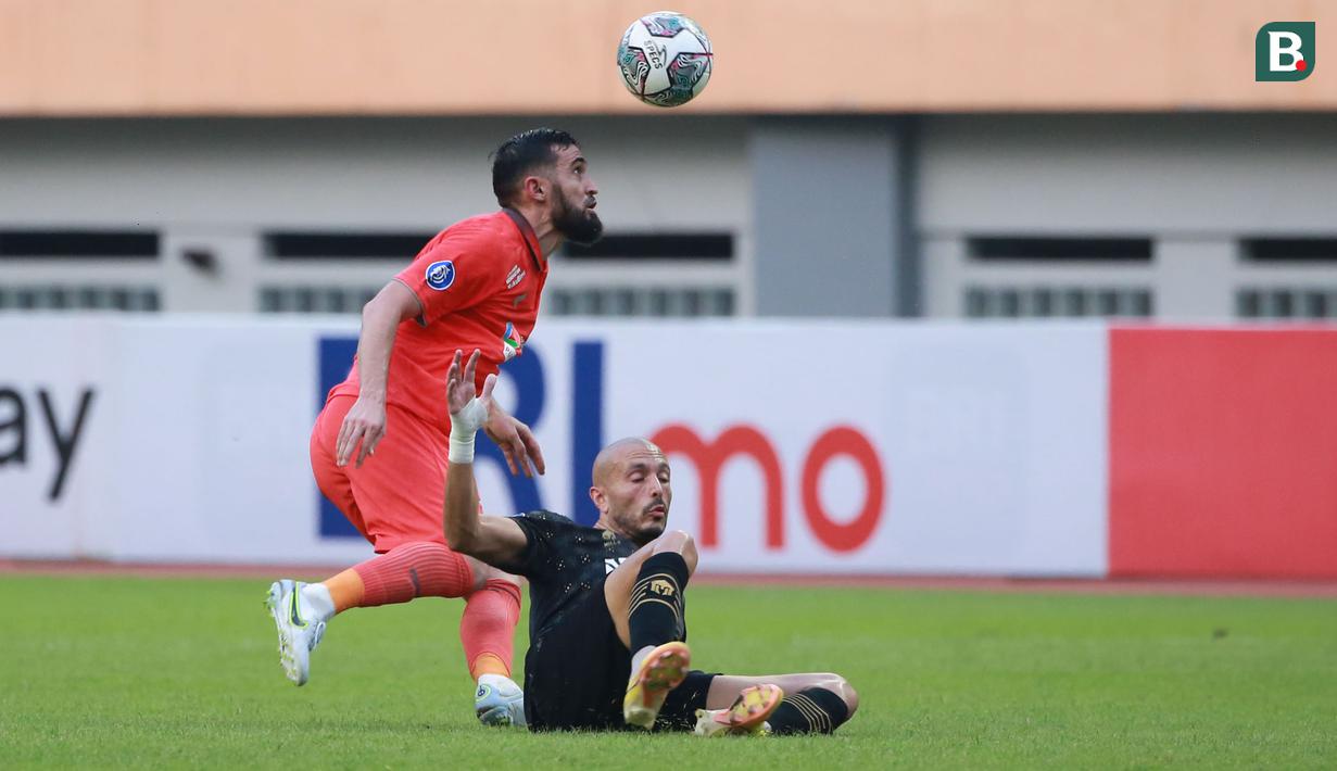 Pemain Borneo FC, Javlon Guseynov (kiri) berebut bola dengan pemain Bhayangkara FC, Youssef Ezzejjari pada laga pekan ke-10 BRI Liga 1 2022/2023 antara Bhayangkara FC melawan Borneo FC di Stadion Wibawa Mukti, Cikarang, Selasa (13/09/2022). (Bola.com/M Iqbal Ichsan)