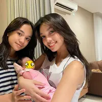 Naura Ayu dan Neona Ayu momong adik bungsu. (Sumber: Instagram/thebaldys)