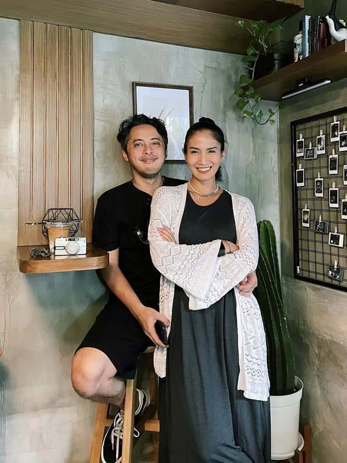 8 Tampilan Aulia Sarah Bintang Film KKN di Desa Penari Bersama Calon Suami