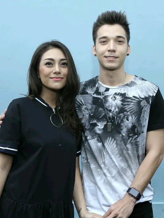 "Iya pasti aku kasih yang spesial. Tadi aku kasih cincin ya berlian. Terus kita juga bakal merayakan Valentine," aku Stefan. (Galih W. Satria/Bintang.com)