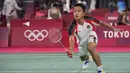 Pebulu tangkis Indonesia Anthony Sinisuka Ginting saat bertanding melawan pebulu tangkis Rusia Sergey Sirant pada penyisihan grup tunggal putra Olimpiade Tokyo 2020 di Tokyo, Jepang, Rabu (28/7/2021). Anthony Ginting lolos ke 16 besar Olimpiade Tokyo 2020. (AP Photo/Dita Alangkara)