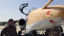 Salah satu anggota militer Irak terlihat mengamati pesawat jet jenis Sukhoi Su-25 yang baru tiba di Pangkalan Udara al-Muthanna, Baghdad, (1/7/2014). (REUTERS/ Stringer) 