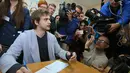 Blogger Rusia, Ruslan Sokolovsky, memberikan keterangan pers di Pengadilan Kota Yekaterinburg, Kamis (11/5). Blogger 22 tahun itu merekam aktivitasnya bermain Pokemon Go pada Agustus 2016 dan dipenjara tak lama setelah itu. (Konstantin Melnitskiy/AFP)