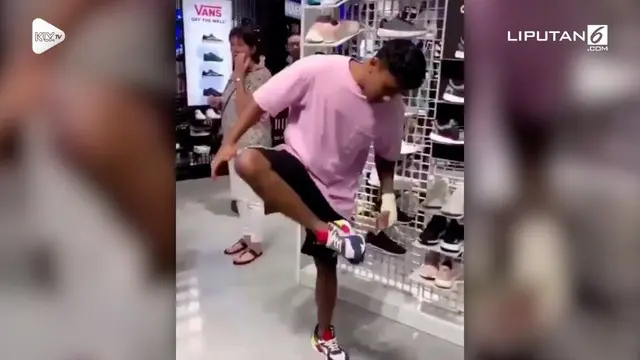 Berbeda dengan yang lainnya, pria yang satu punya cara unik saat menjajal sepatu yang akan dibelinya di sebuah toko. Lihat nih videonya!