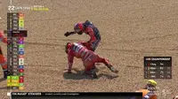 Maverick Vinales tampak mendekati Pecco Bagnaia usai keduanya terjatuh di MotoGP Prancis (screenshot/twiiter/motogp)
