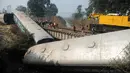 Sebuah kereta yang tergelincir di Kanpur, India utara, Rabu (28/12). Peristiwa tersebut mengakibatkan 2 orang tewas dan 43 lainnya luka-luka. (AFP PHOTO / SANJAY Kanojia)