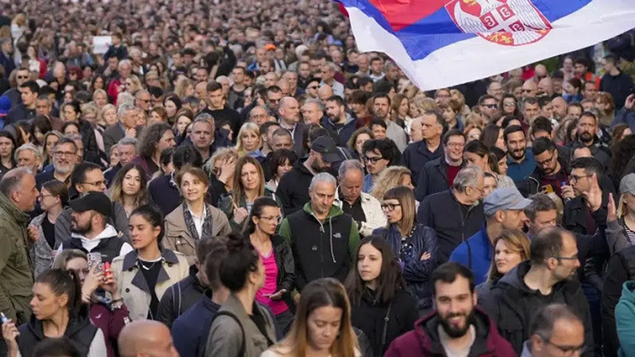 Puluhan ribu orang menggelar protes menentang kekerasan senjata api di Beograd dan kota lain di Serbia pasca dua penembakan massal selama dua hari berturut-turut Rabu (3/5/2023) dan Kamis (4/5/). (Dok.  AP Photo/Darko Vojinovic)