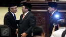 Ketua DPD RI Oesman Sapta Odang mendapat ucapan selamat usai pelantikan Pimpinan DPD RI di Komplek Parlemen, Senayan, Jakarta, Selasa (4/4). (Liputan6.com/Johan Tallo)