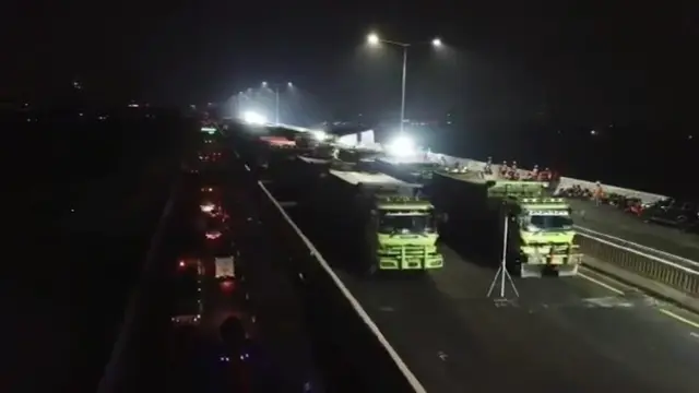 Uji beban di Tol MBZ. dengan menaikkan 12 unit truk secara bertahap. Setiap truk memuat pasir sehingga berat masing-masing truk sebesar 30 ton. (Istimewa)