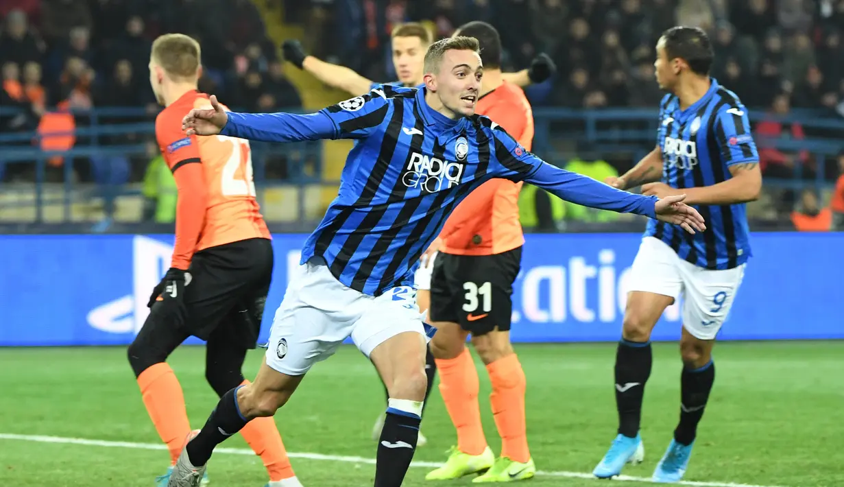 Pemain Atalanta Timothy Castagne melakukan selebrasi usai mencetak gol ke gawang Shakhtar Donetsk pada pertandingan Grup C Liga Champions di Kharkiv, Ukraina, Rabu (11/12/2019). Atalanta sukses mengukir sejarah untuk pertama kalinya mampu lolos ke babak 16 besar Liga Champions. (Sergei SUPINSKY/AFP)