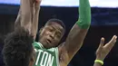 Pebasket Boston Celtics, Tony Rozier, berebut bola dengan pebasket Orlando Magic, Jonathan Isaac, pada laga NBA di Amway Center, Orlando, Minggu (5/11/2017). Magic kalah 88-104 dari Celtics. (AP/Willie J Allen Jr)