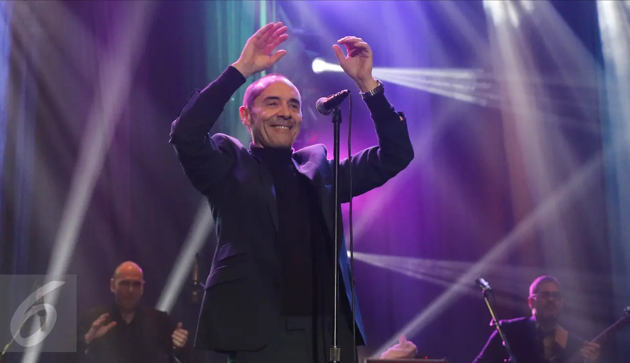 Vokalis kelompok jazz pop Matt Bianco, Mark Reilly saat tampil pada konser Matt Bianco Indonesia Tour 2016, Jakarta, Jumat, (1 /4). Matt Bianco menggelar konser bertajuk New Cool Collective. (Liputan6.com/Herman Zakharia)