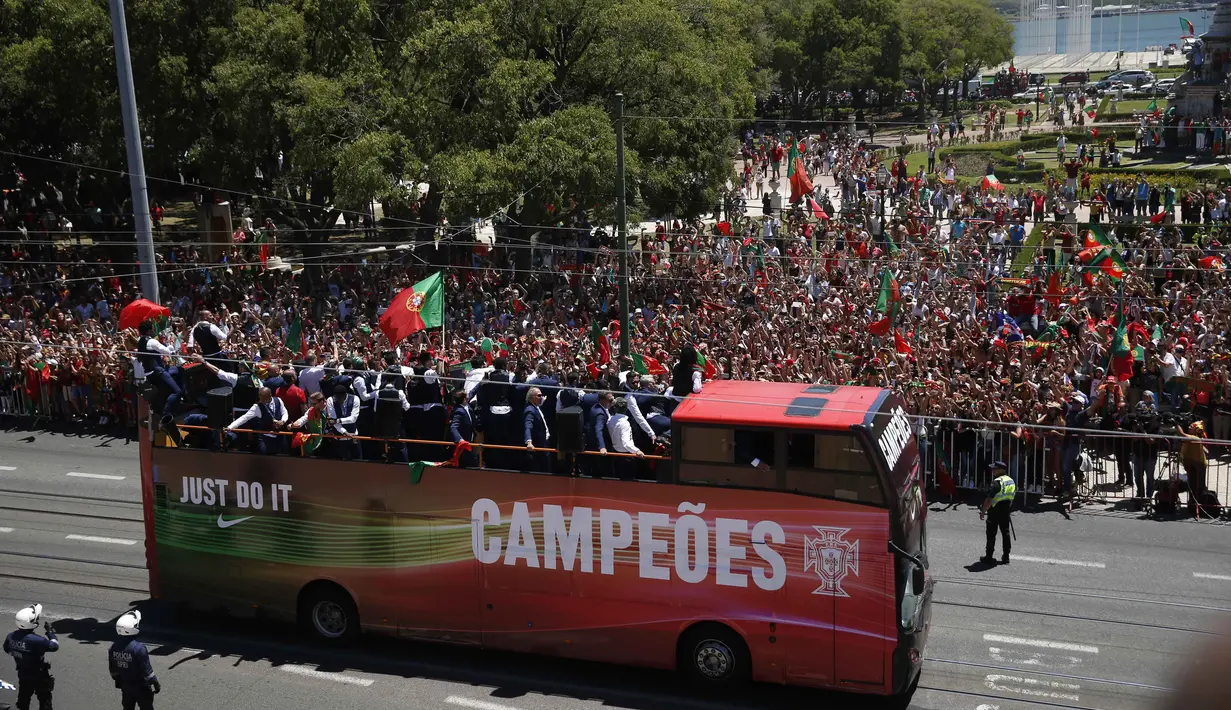 Timnas Portugal disambut warga saat melintas jalanan kota di Lisbon Portugal, (11/7/2016). Portugal Juara usai kalahkan Prancis 1-0. (EPA/Tiago Petinga)