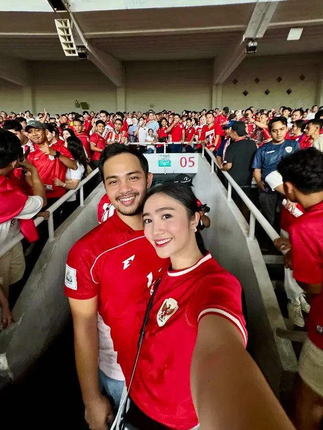 6 Gaya Couple Artis Saat Nonton Laga Indonesia vs China, Kompak Pakai Jersey Timnas, dari Al Ghazali-Alyssa hingga El Rumi-Syifa Hadju