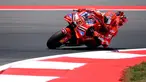 Pembalap MotoGP Spanyol dari Tim Ducati Lenovo, Marc Marquez, memacu motornya saat sesi latihan bebas jelang MotoGP Grand Prix Indonesia di Sirkuit Internasional Mandalika, Mandalika, Nusa Tenggara Barat, Jumat 3 Oktober 2025. (SONNY TUMBELAKA/AFP)