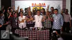 Tim pemenangan Ahok-Djarot foto bersama usai memberikan keterangan pers terkait penetapan tersangka Basuki Tjahaja Purnama atau Ahok oleh Bareskrim Polri di Jalan Borobudur 18, Jakarta Pusat, Rabu (16/11). (Liputan6.com/Faizal Fanani)