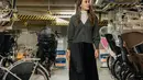 Gaya yang lebih chic ala Luna Maya. Ia mengenakan turtleneck putih yang ditumpuk dengan oversized cardigan abu-abu dan dipadu dengan midi pleated skirt berwarna hitam, dipermanis dengan loafers hitam. Foto: Instagram.