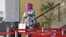 Direktur Produksi PT Garuda Indonesia Puji Nur Handayani berjalan keluar seusai diperiksa penyidik KPK, Jakarta, Rabu (21/3). Puji diperiksa sebagai saksi untuk tersangka Dirut PT Mugi Rekso Abadi Soetikno Soedarjo. (Liputan6.com/Herman Zakharia)