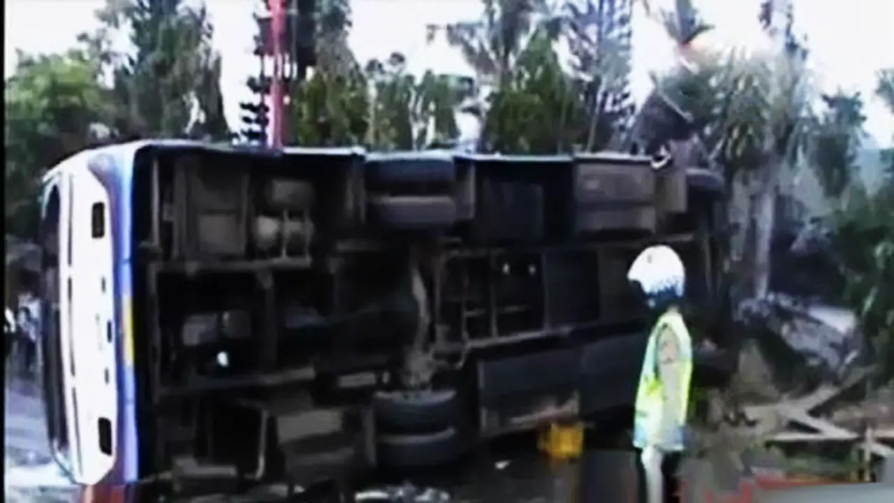 VIDEO: Bus Peziarah Terbalik di Puncak Bogor, 2 Tewas