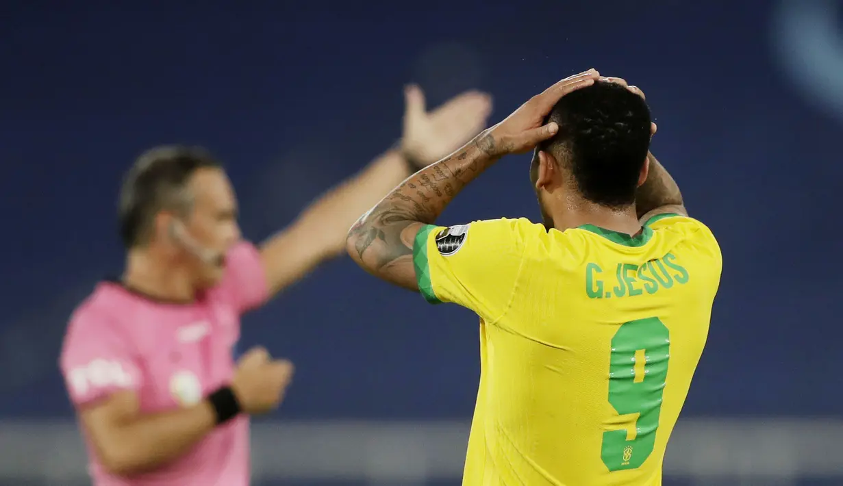 Gabriel Jesus diusir wasit setelah kakinya mengenai wajah pemain Chile, Eugenio Mena, saat berduel bola atas. (AP/Silvia Izquierdo)