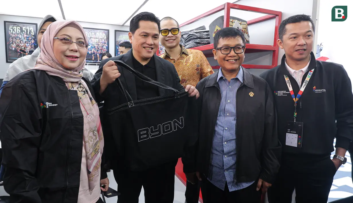 Menpora Erick Thohir (tengah) ketika berada di booth Byon bersama Yoshua Marcellos di Indonesia Sports Summit 2025 (ISS 2025) resmi digelar di Indonesia Arena, Senayan, Jakarta pada Sabtu (6/12/2025).