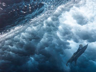 Foto underwater menunjukkan atlet selancar asal Brasil, Tatiana Weston-Webb, berjuang menembus ombak yang ganas dalam kegiatan WSL Shiseido Tahiti pro surfing event di Teahupo'o, Tahiti, Polenesia Prancis, Jumat (11/8/2023). (AFP/Ben Thouard)