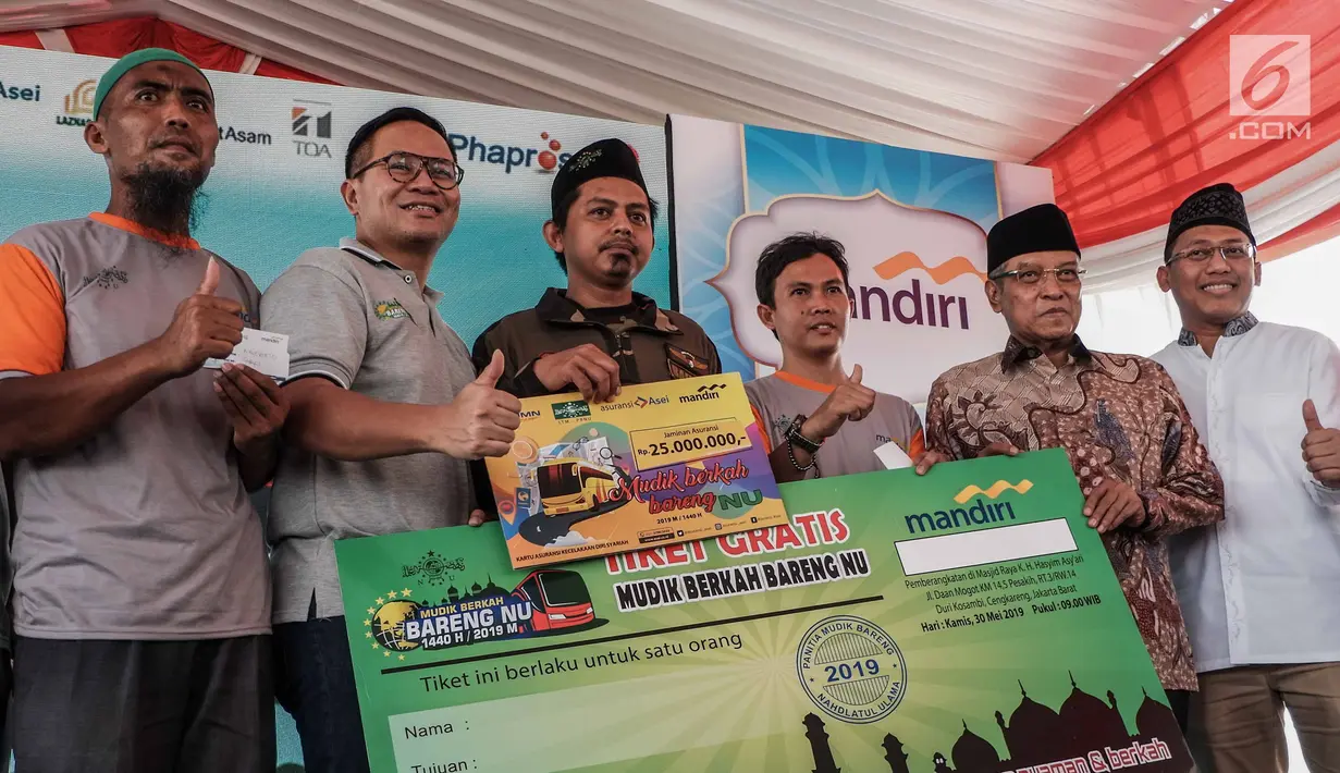 Ketua Umum PBNU Prof. Dr. KH. Said Agil Siraj, Direktur Utama Bank Mandiri Kartika Wirjoatmodjo saat memberikan tiket gratis dalam Mudik Bareng Berkah di Jakarta, Kamis (30/5). (Liputan6.com/Faizal Fanani)