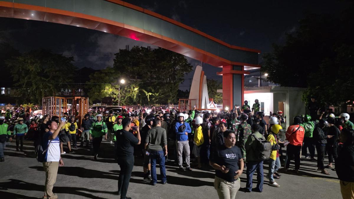 Ratusan Pengemudi Ojol Bentrok dengan Mahasiswa UNM, Fasilitas Kampus Rusak