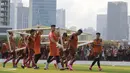 Pemain Persija Jakarta, menggotong gawang saat latihan di Lapangan Aldiron, Jakarta, Senin (7/1). Sebanyak 29 pemain sudah bergabung dalam latihan perdana tersebut. (Bola.com/M Iqbal Ichsan)